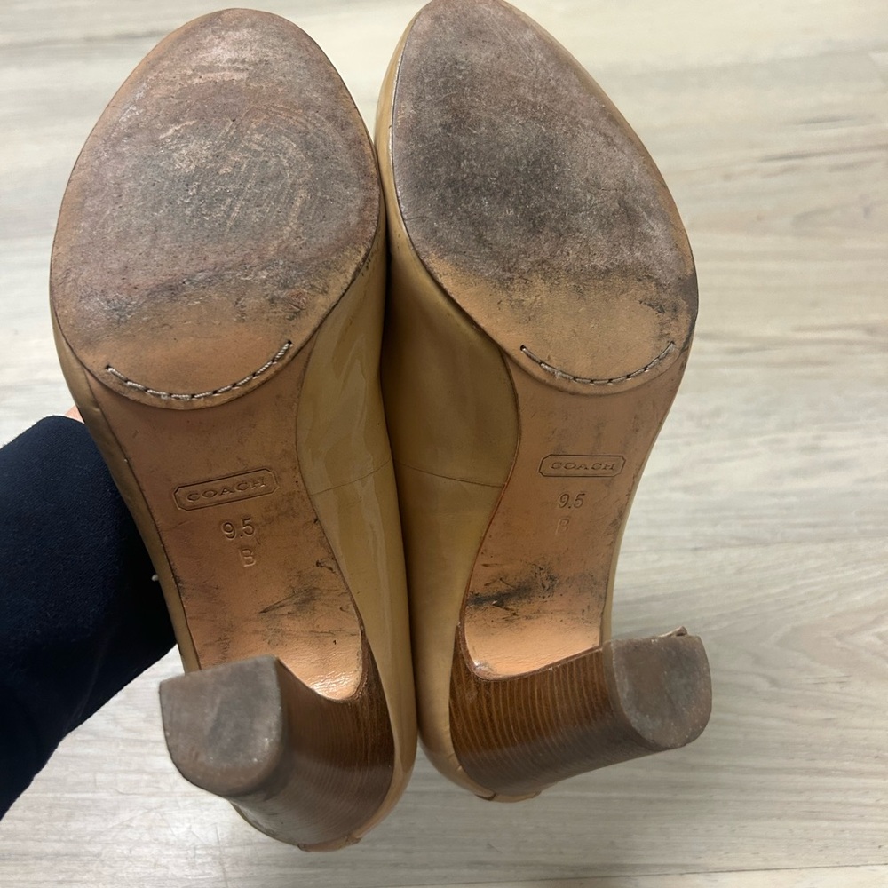 Coach Pumps Tan Patent Leather Classic Slip On Women Sz 9.5B Office Work Heels - Picture 10 of 12